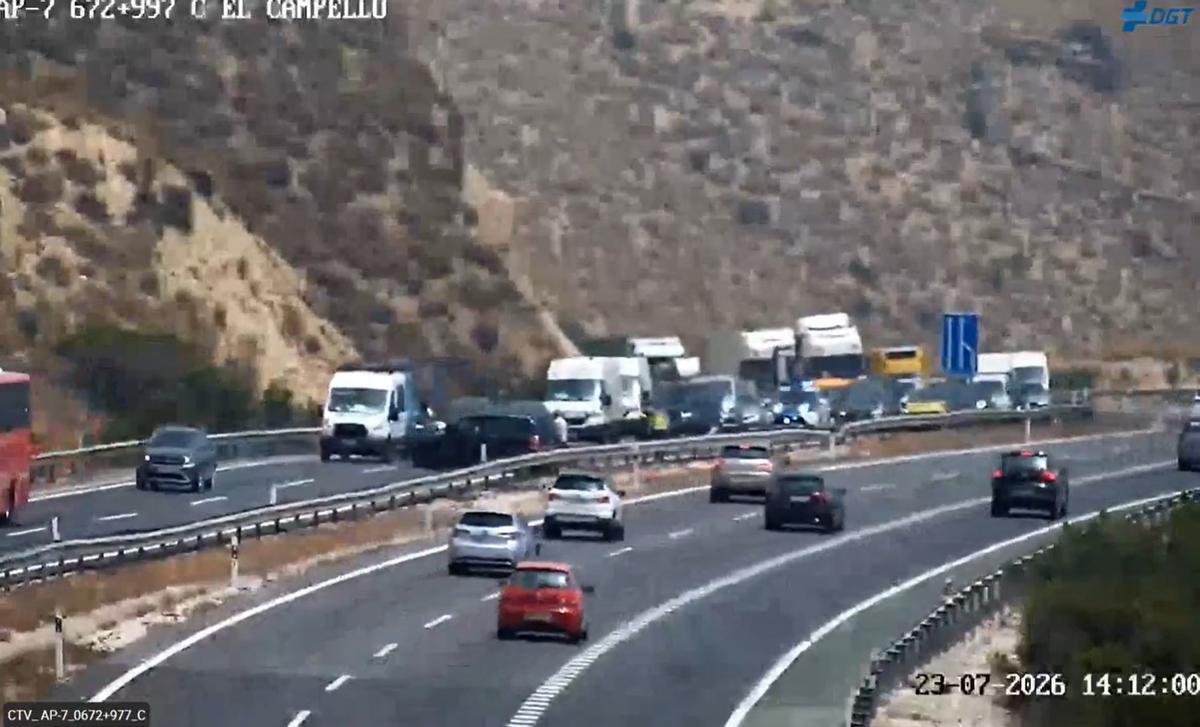 Imagen de las cámaras de tráfico que muestra el accidente en la AP-7 a la altura de El Campello.
