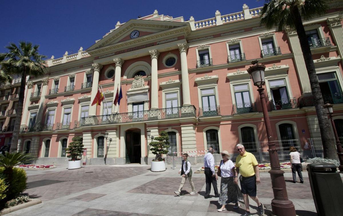 La fachada del Ayuntamiento de Murcia en La Glorieta de España.
