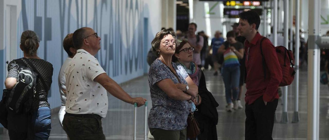 Turistas en el aeropuerto de Tenerife Sur.