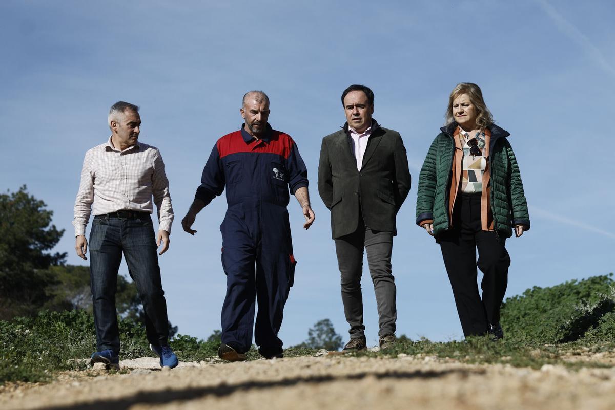 El president Pérez Llorca, junto al conseller de Agricultura, Miguel Barrachina, y la directora general de Producción Agrícola y Ganadera, Mª Àngels Ramón-Llin, este jueves en Massarojos