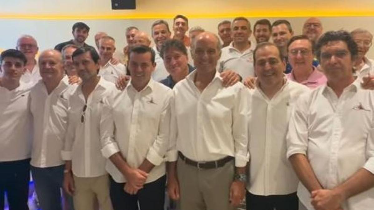 Francisco Camps, al centro, junto a integrantes de la comparsa Moros Marinos en Ontinyent.