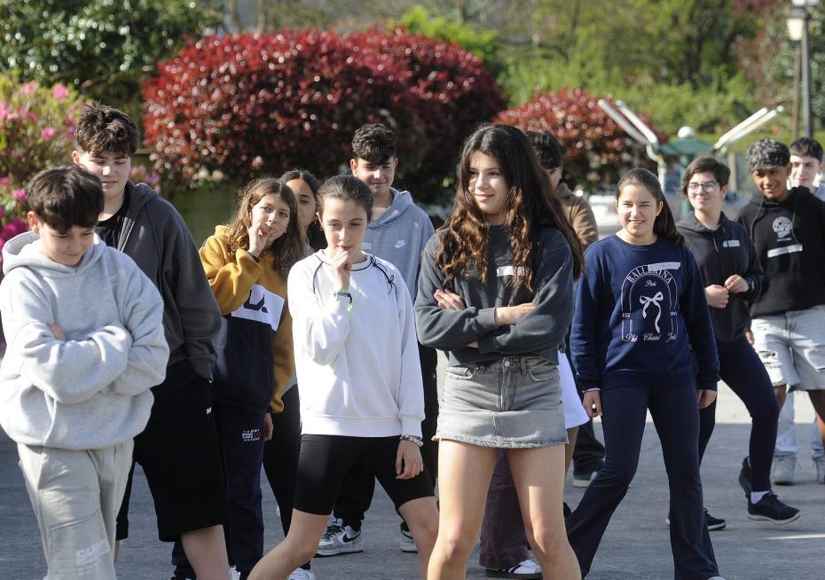 Un grupo de xóvenes, durante un dos xogos na rúa. | BERNABÉ/JAVIER LALÍN