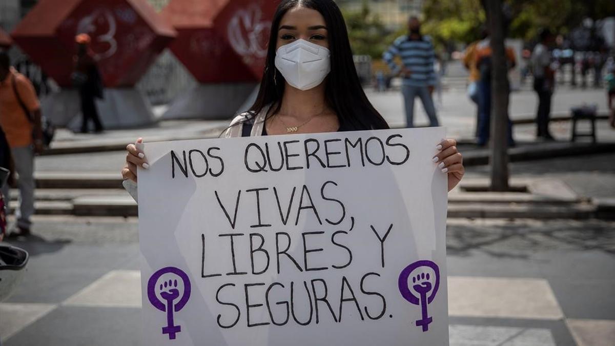 Una mujer participa de una manifestación en la Plaza Brion el 8 de marzo de 2021, Día de la Mujer, en Caracas (Venezuela).