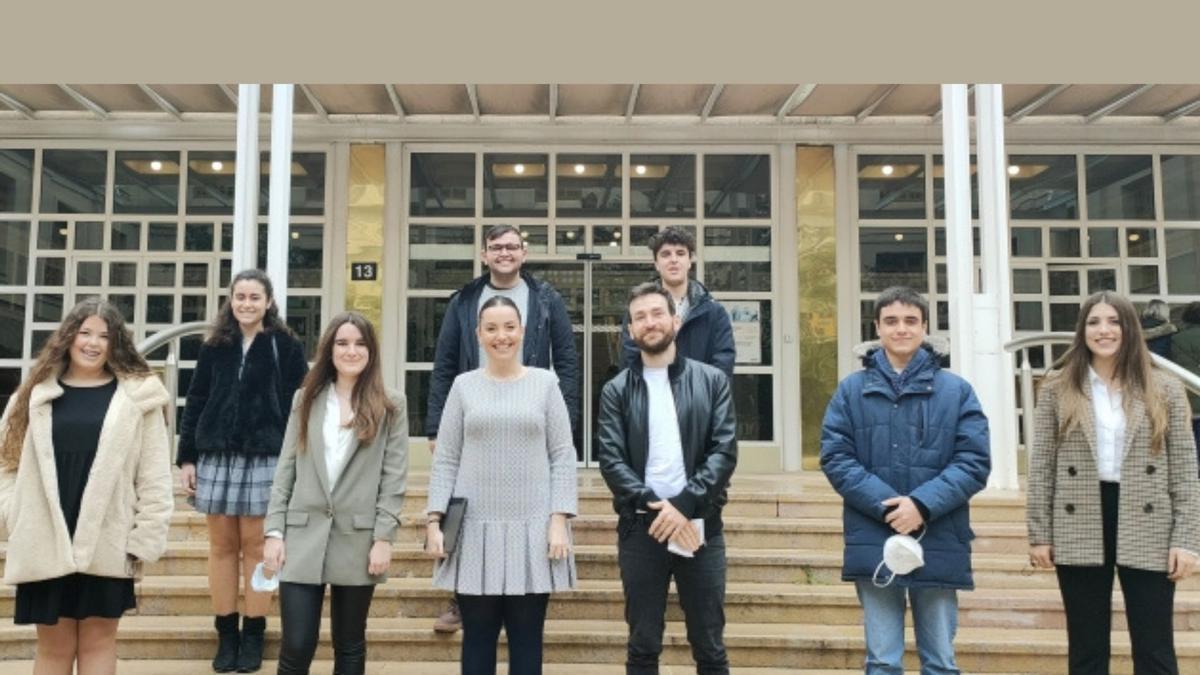 Maru Díaz (en el centro), con ocho de los estudiantes becados por el Gobierno de Aragón.