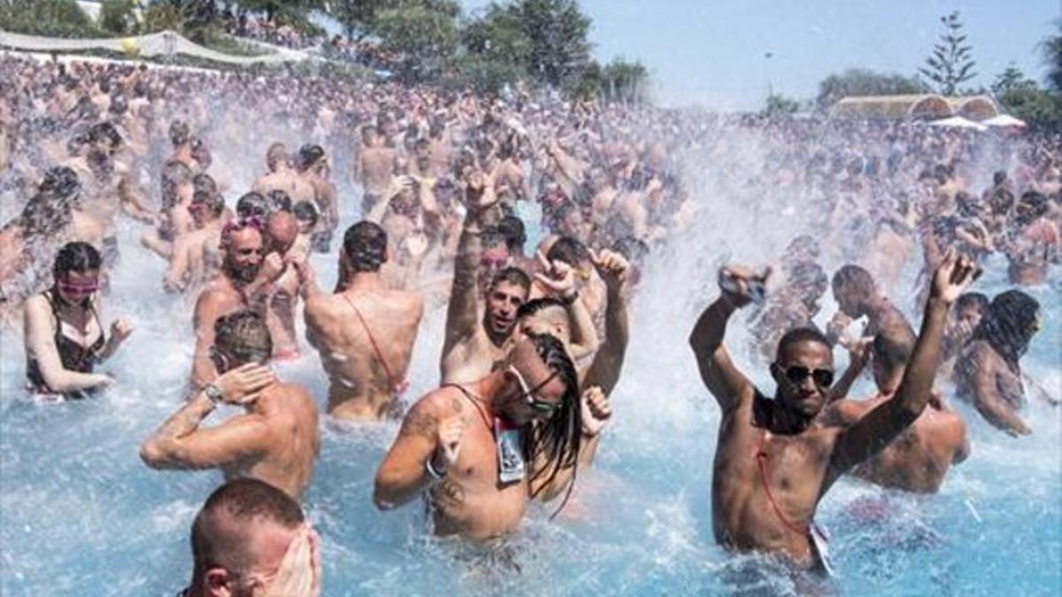 Algunos asistentes bailan en la piscina de olas de Illa Fantasia, en la fiesta del Water Park Day, ayer.