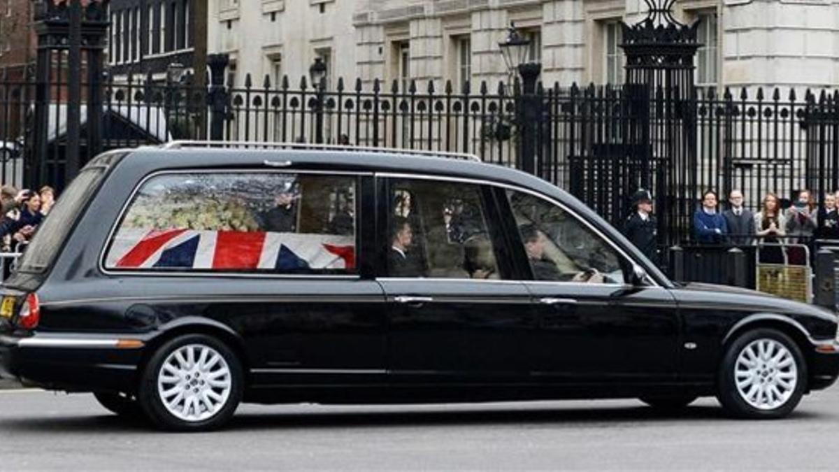 Coche con los restos mortales de Margaret Thatcher.