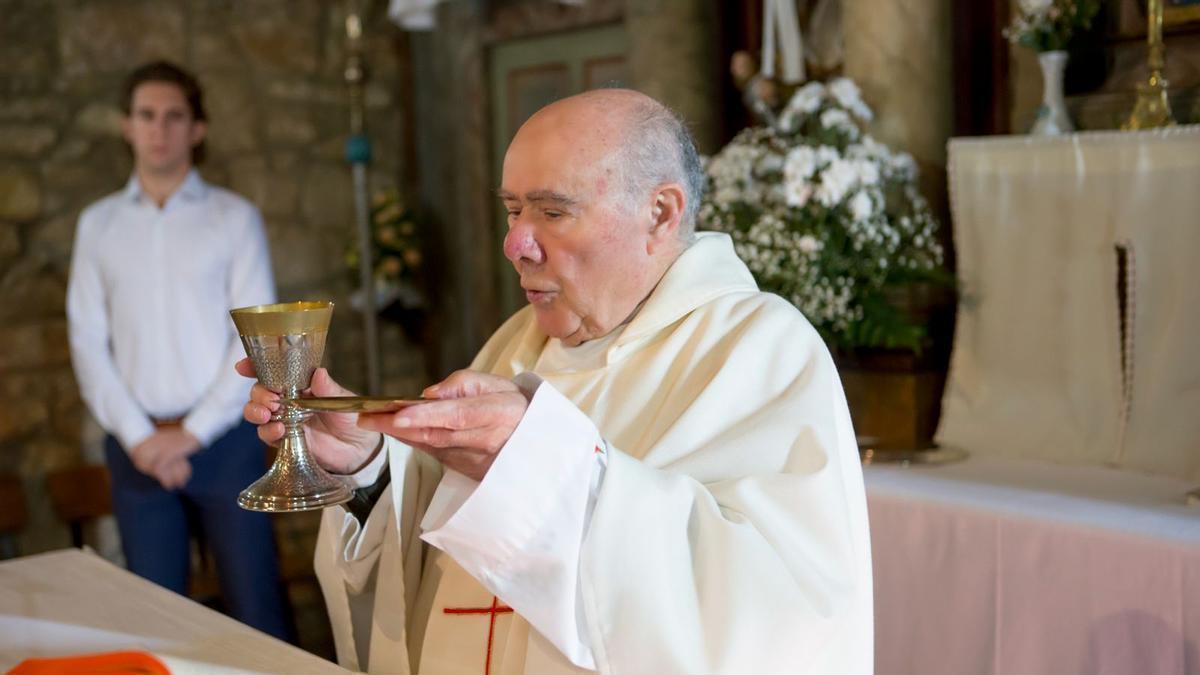 Benedicto Iglesias Blanco oficiando una eucaristía.