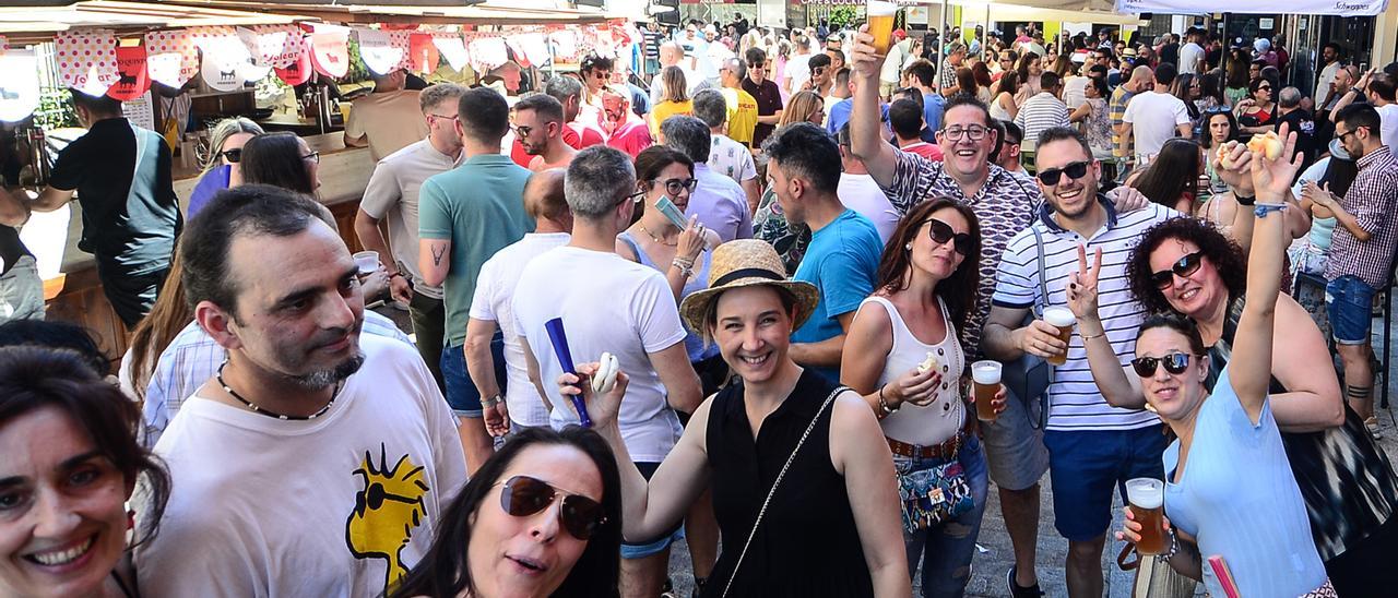 Mucho público, de cañas en el rincón de San Esteban, en la feria de Plasencia.