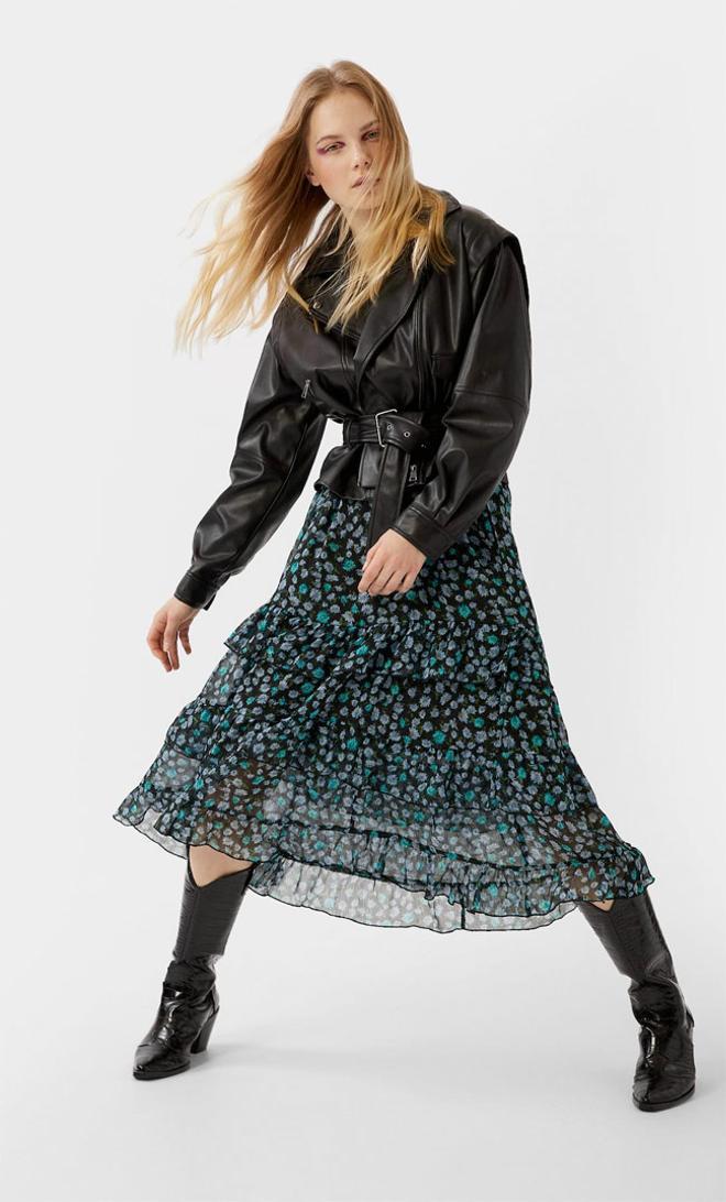 Cazadora 'biker' efecto piel en negro, de Stradivarius