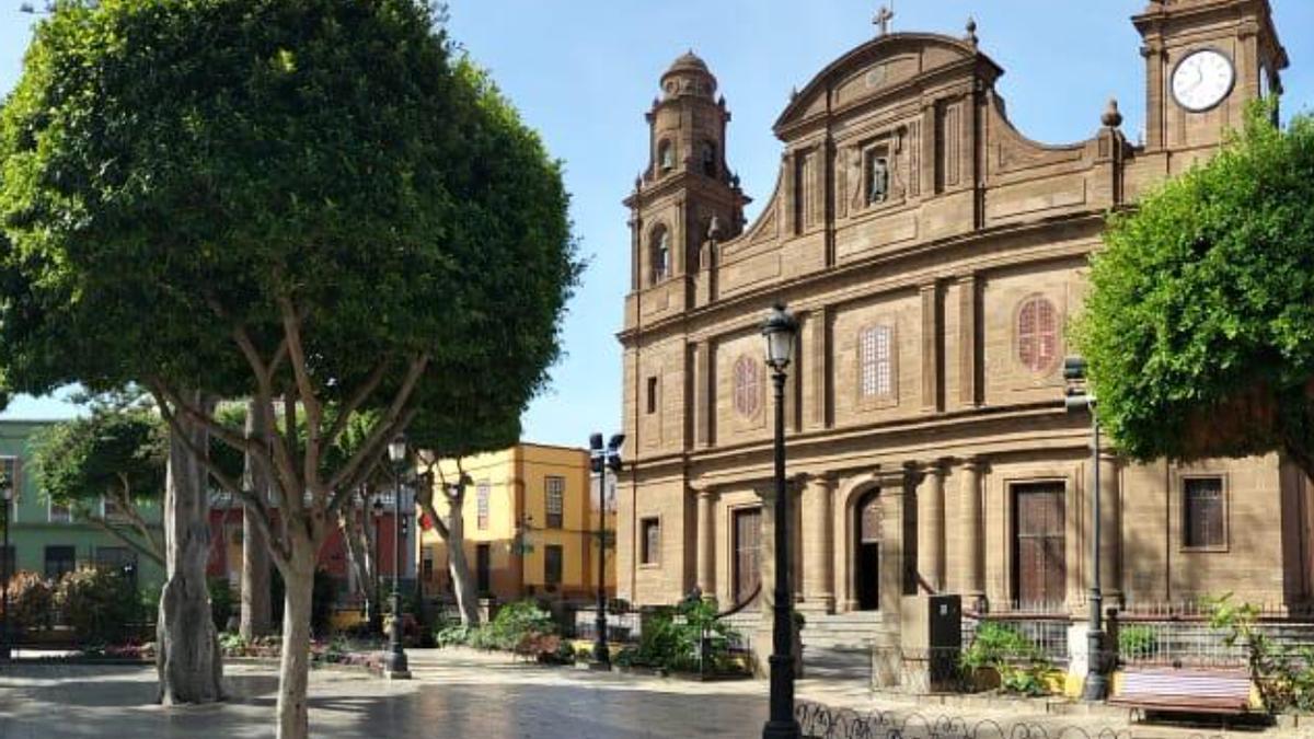 La plaza y la iglesia de Santiago que se construyó a finales del S.XVIII utilizando los materiales, piedras labradas de cantería y maderas talladas de lo que era el llamado Palacio de Los Guanartemes, un extraordinario monumento que aún se conservaba, cuatro siglos después de la Conquista de la Isla, en lo que hoy es la Plaza de Galdar