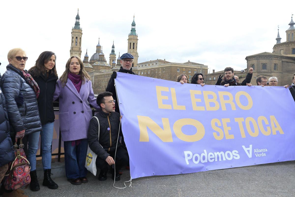 María Goikoetxea, candidata de Podemos-Alianza Verde a la Presidencia de Aragón, acompañada por Ione Belarra, secretaria general y diputada de Podemos, durante un acto electoral este martes en Zaragoza