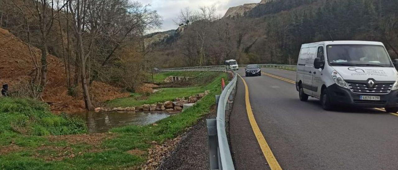 Zona del carril de “bypass” de Casazorrina, con el terreno desprendido a la izquierda. | Sara Arias