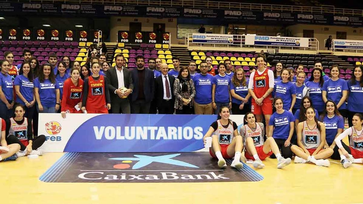 La selección española femenina y los voluntarios FEB se rindieron homenaje mutuo