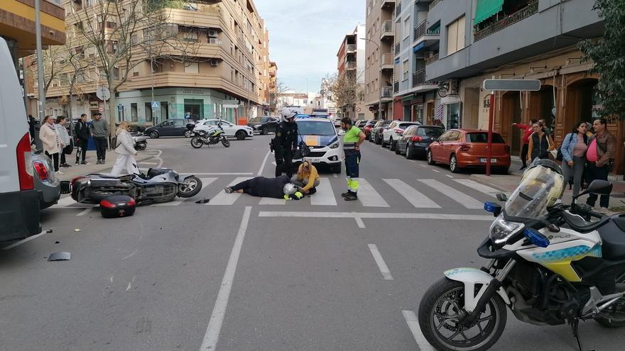 Un motorista resulta herido al arrollarlo un coche en Dénia
