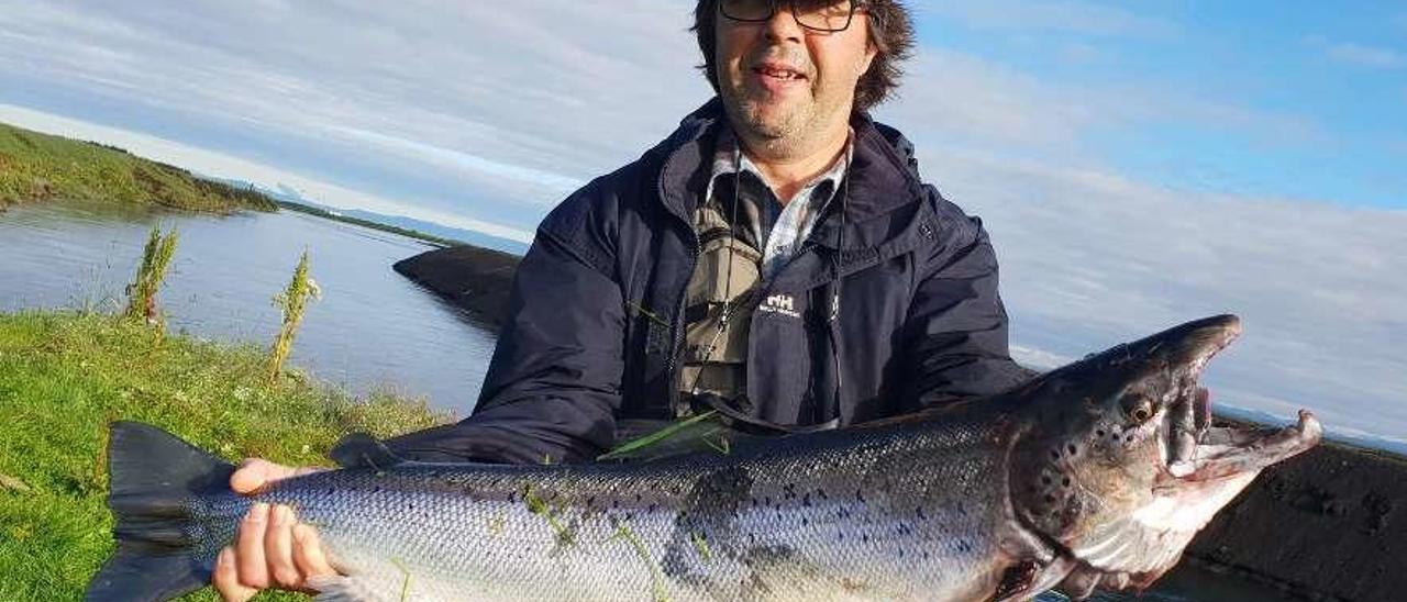 Enrique Fernández, con el salmón más grande pescado en el East Ranga.