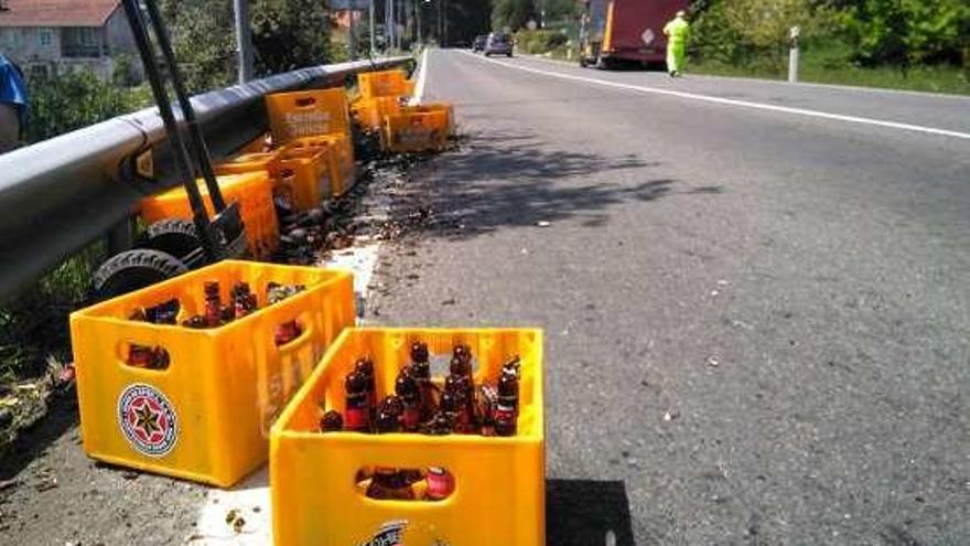 Un camión pierde cascos de cervezas en O Castroloureiro