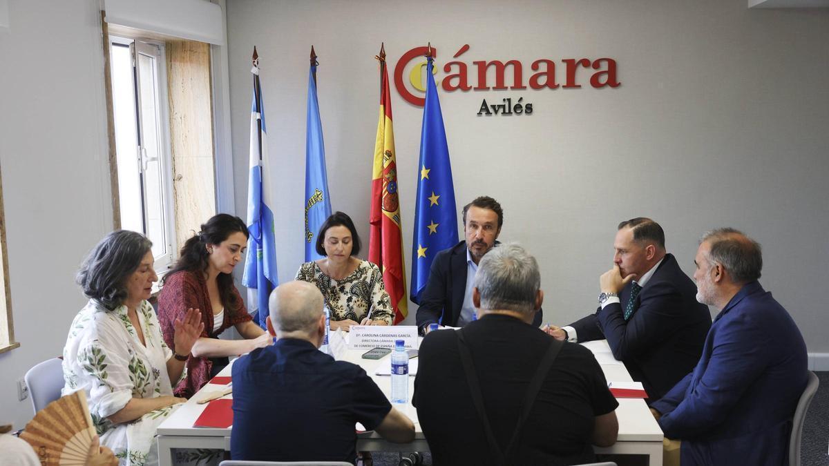 Carolina Cárdenas y Daniel González, de frente, en el encuentro entre la Cámara Oficial de España en Panamá y la de Avilés