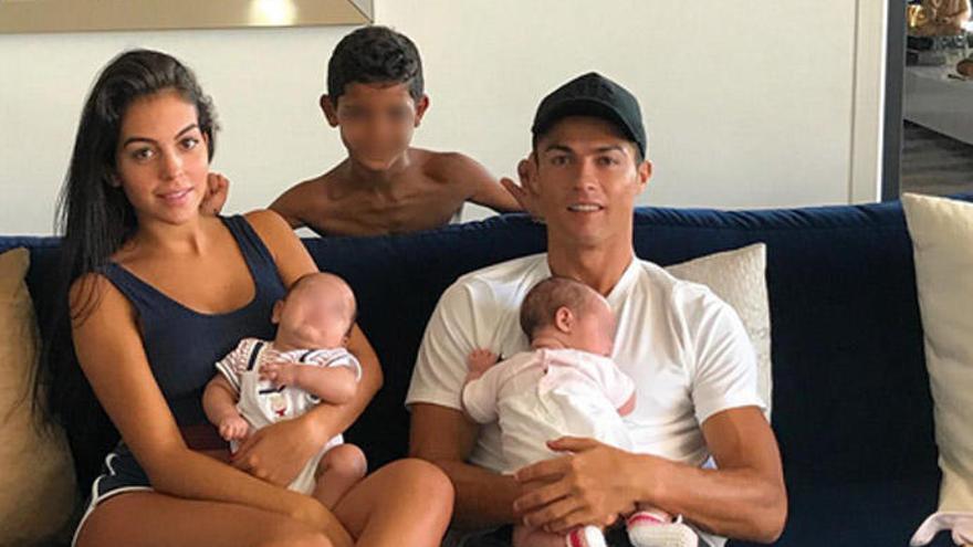 Cristiano Ronaldo junto a sus hijos y Georgina.