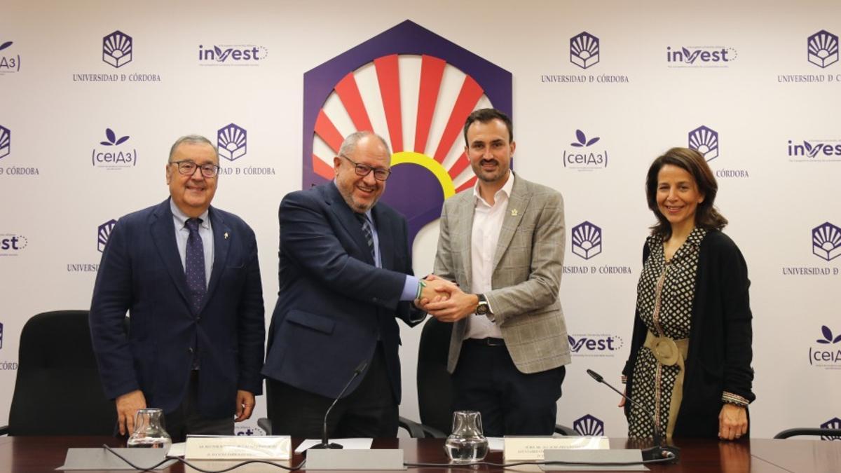 El rector y el alcalde tras la firma del convenio, junto a la vicerrectora de Innovación y Transferencia y el de Formación Continua, Empleabilidad y Emprendimiento.