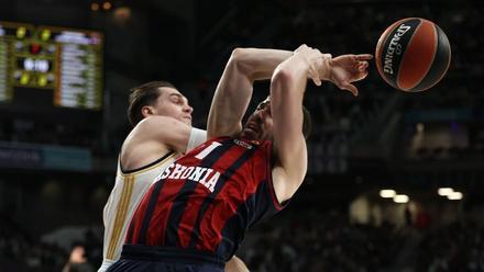 Rogkavopoulos y Hezonja luchan por el rebote