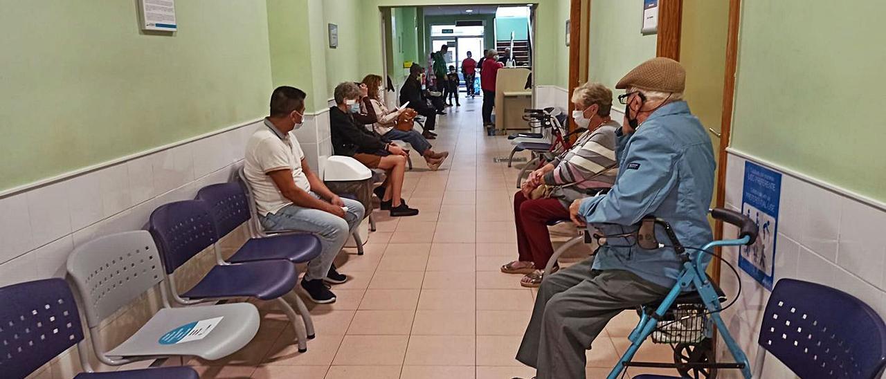 Pasillo de consultas en un centro de salud de Torrevieja. | D.PAMIES