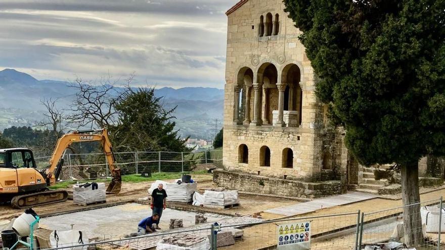 Una vista de la fachada de Santa María de Naranco orientada al este, con los operarios trabajando en la adecuación del entorno.