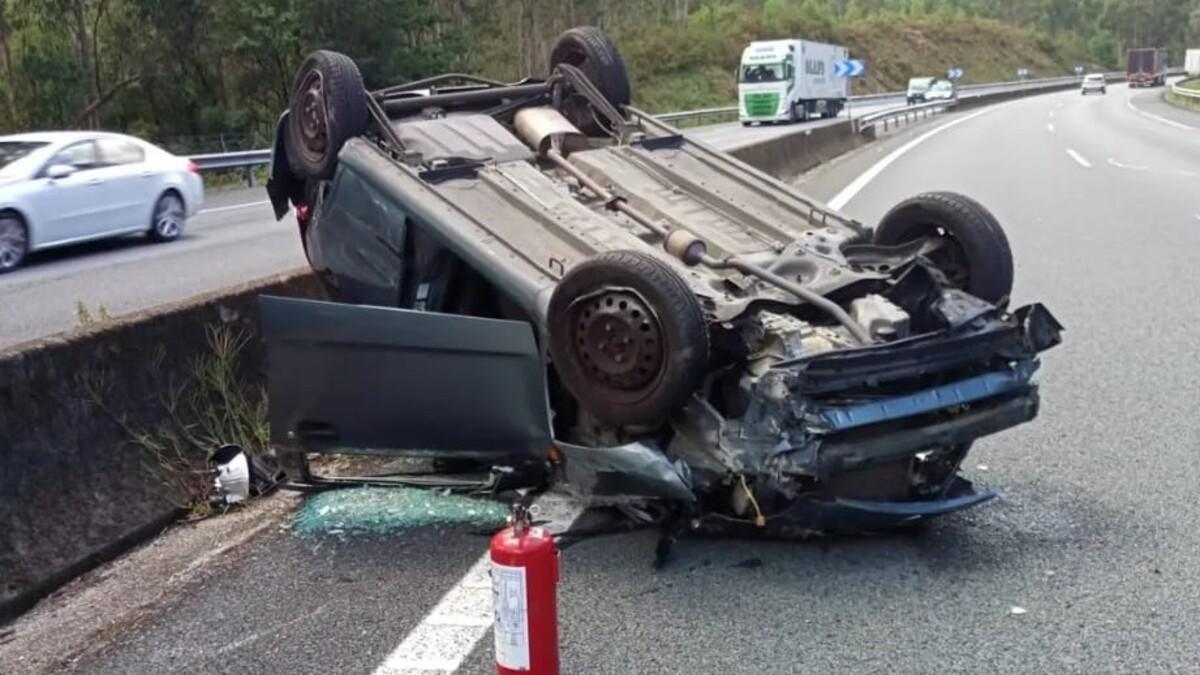 El coche que volcó junto a la mediana de la AP-9, en Padrón