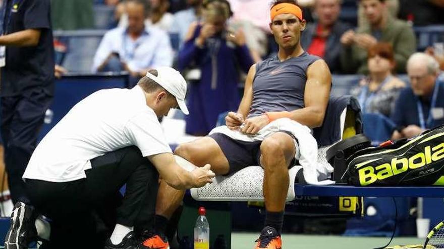 Rafa Nadal es atendido por un fisioterapeuta durante el Abierto de Estados Unidos.