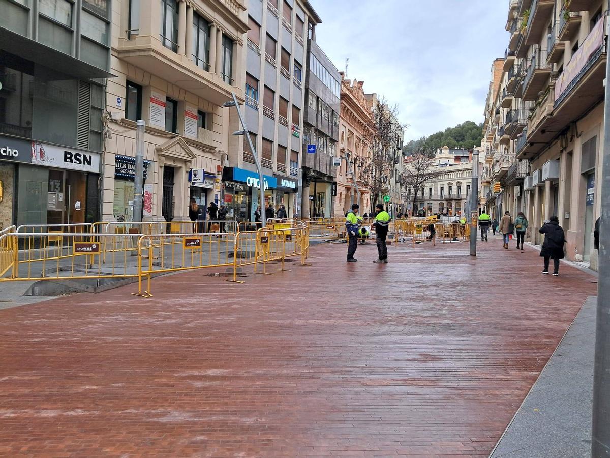 El paviment de color vermellós a la part que quedarà del tot enllestida el mes vinent