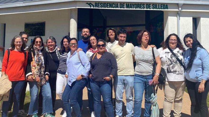 Los alumnos del curso posan delante de la residencia de Silleda.