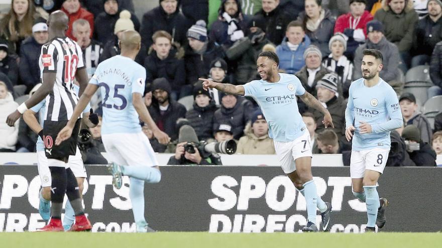 Sterling festeja el gol de la victoria. // Reuters