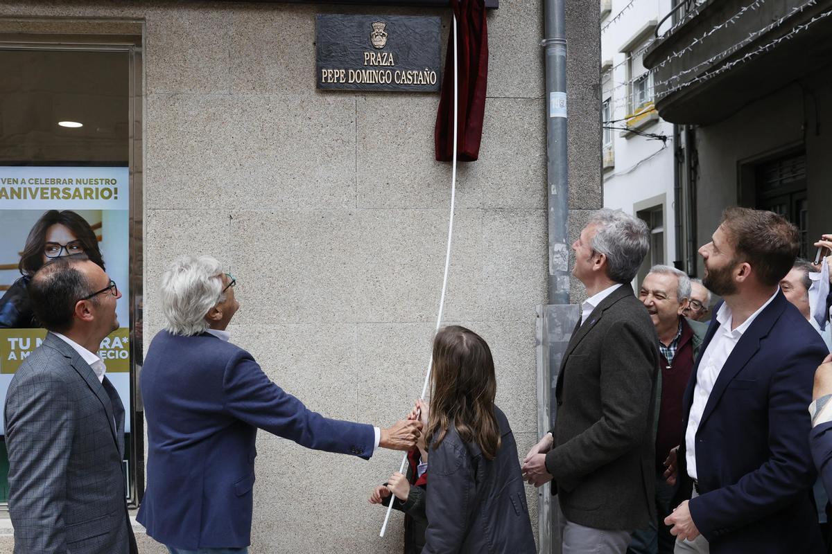 El presidente de la Xunta, Alfonso Rueda, (2, dcha) asiste al descubrimiento de la placa con el nombre del periodista padronés Pepe Domingo Castaño (2, izq), en presencia del alcalde, Antonio Angueira, esta mañana en Padrón.