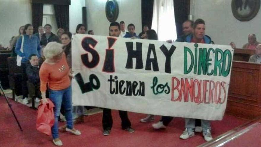 Desalojan del pleno de Almendralejo al Frente Cívico por protestar