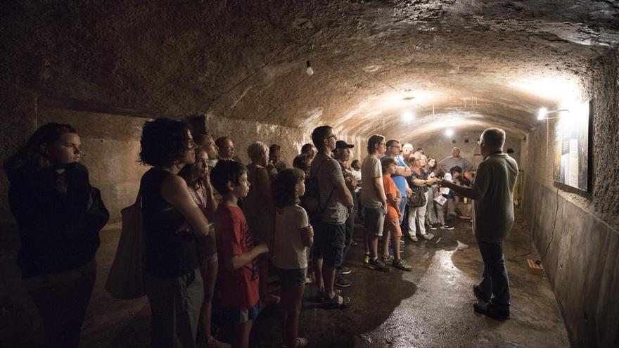 Manresa recorda els bombardeigs que va patir fa 85 anys amb una visita al refugi antiaeri de la Renaixença