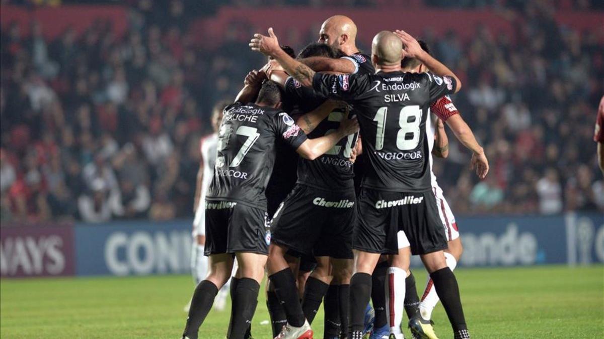 Jugadores de Argentinos Juniors celebran un gol.