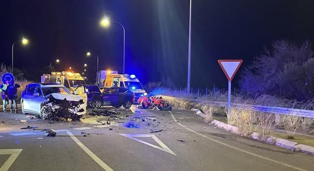 Ambulancias del ib-salut junto a los dos coches siniestrados.