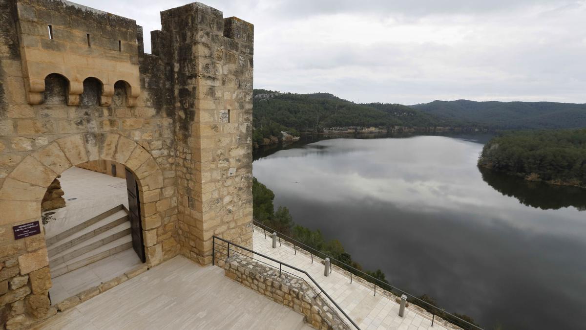 El castillo de Castellet i la Gornal, con el pantano de Foix al fondo