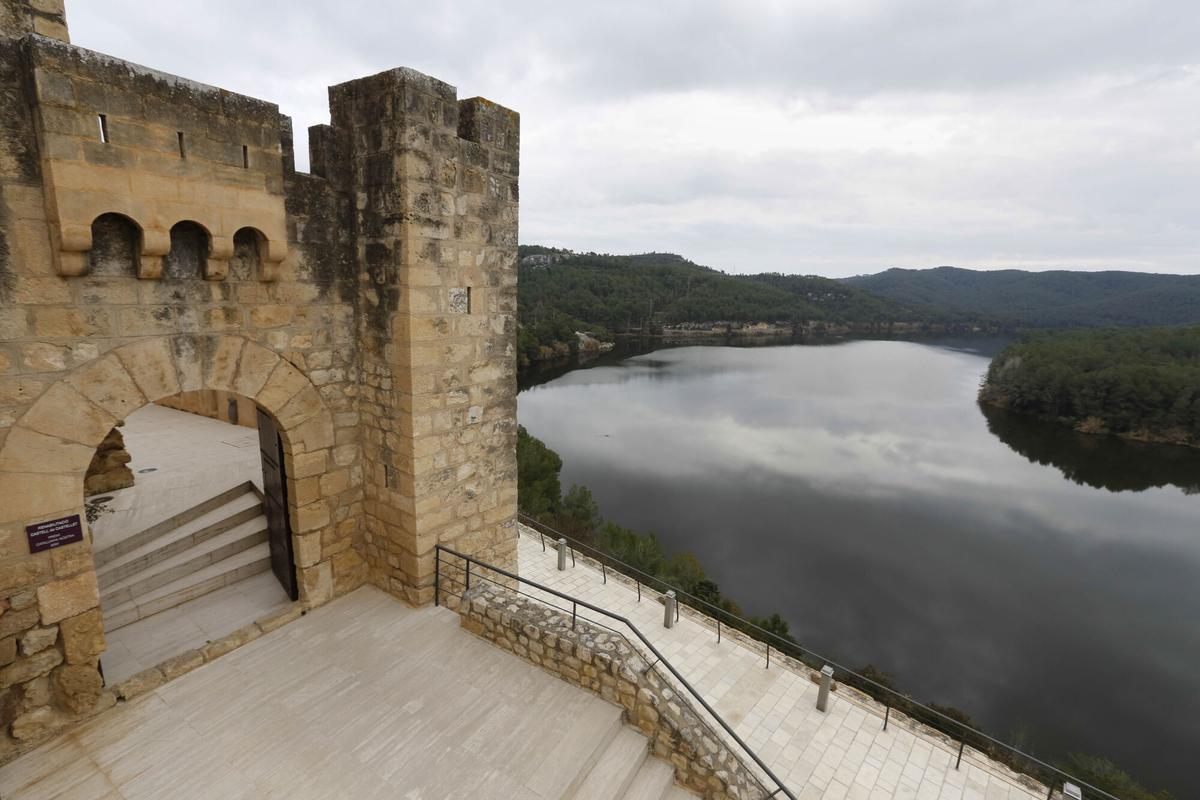 CASTELLET I LA GORNAL 17/12/2013 CASTILLO CASTELL DE CASTELLET PROYECTO DE LA UNESCO Y DE ABERTIS SEDE DEL ARCHIVO DOCUMENTAL DE LAS BIOSFERAS MEDITERRANEAS PARA EL SUPLEMENTO DE COMARCAS ALT PENEDES NO QUISIERON FOTO INTERIOR FOTO JOSEP GARCIA