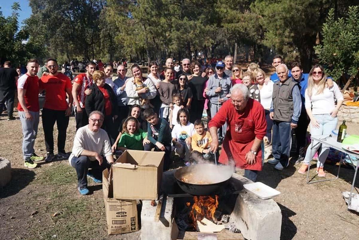 Imagen de archivo de una celebración familiar en Los Villares por el Día de San Rafael.