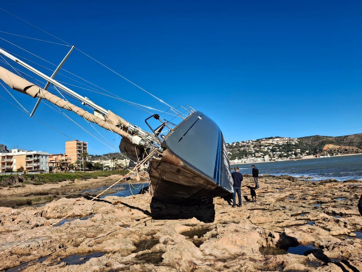 De encallado a requetencallado: las espectaculares imágenes del velero de Xàbia tras la borrasca Harris