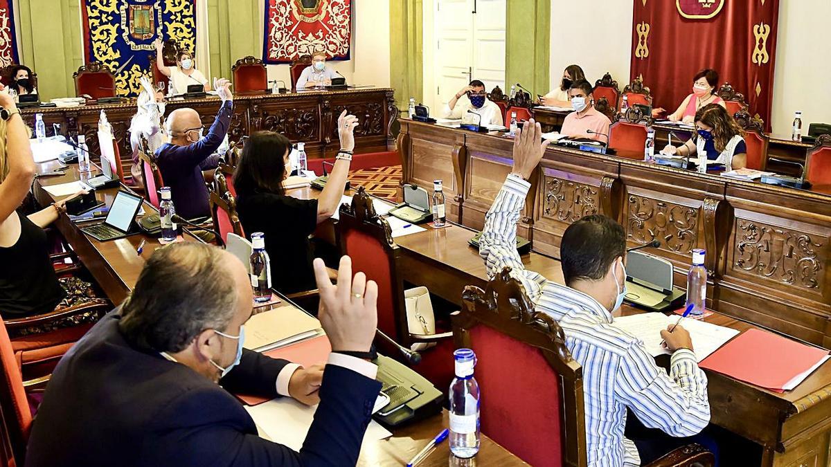 Votación en el Pleno extraordinario celebrado ayer en Cartagena.