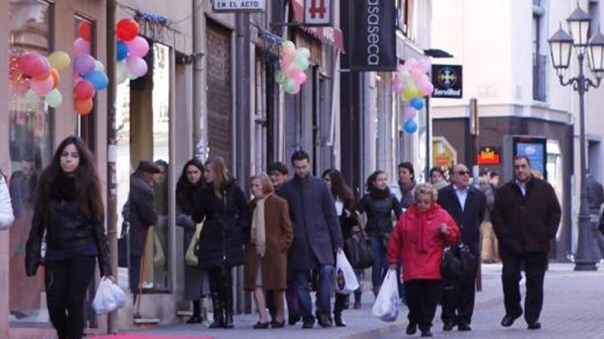 Aspecto de varios comercios de la calle del Riego durante la jornada de ayer.