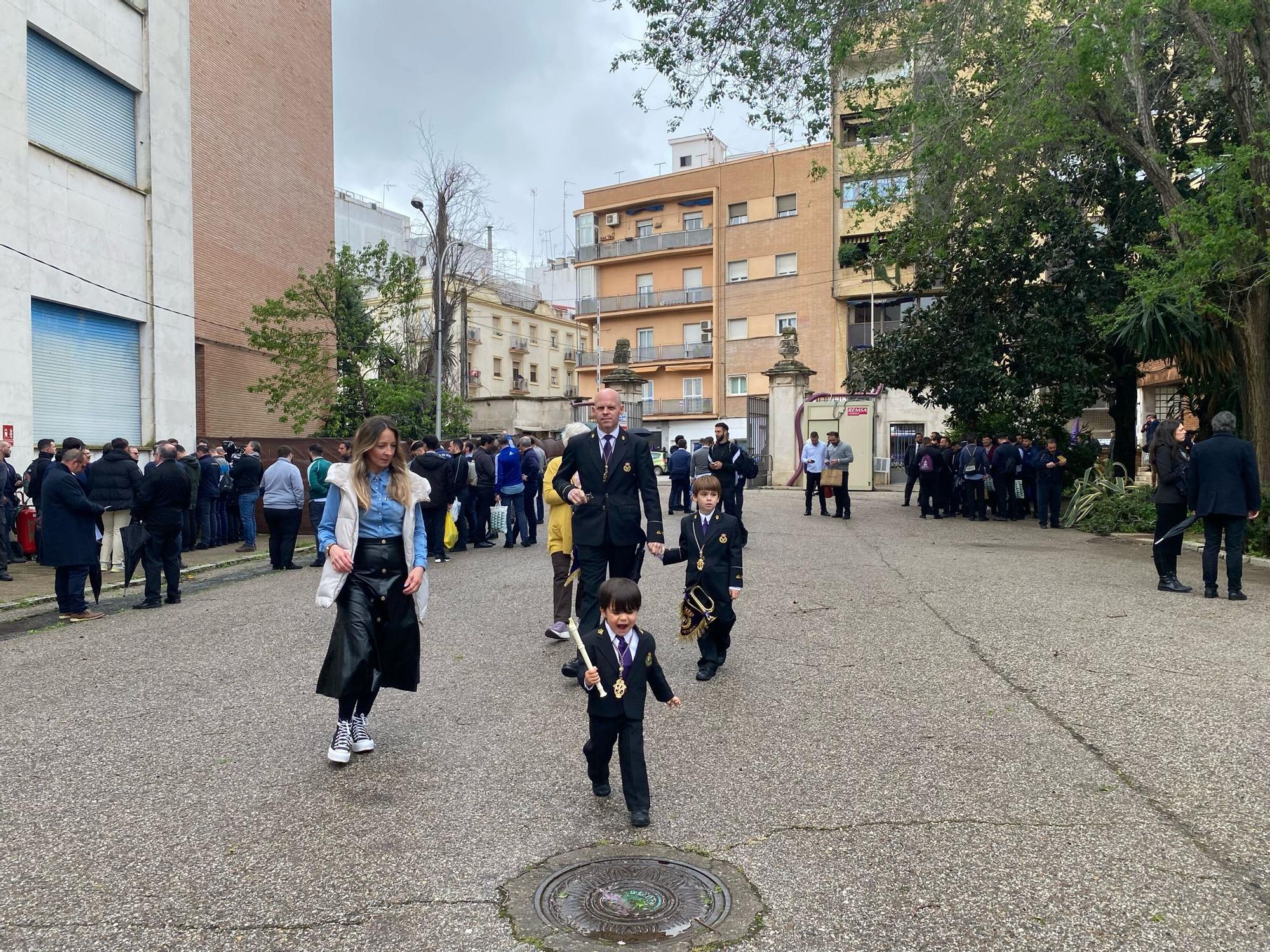 Jueves Santo. Nazarenos de Las Cigarreras por las calles de Los Remedios