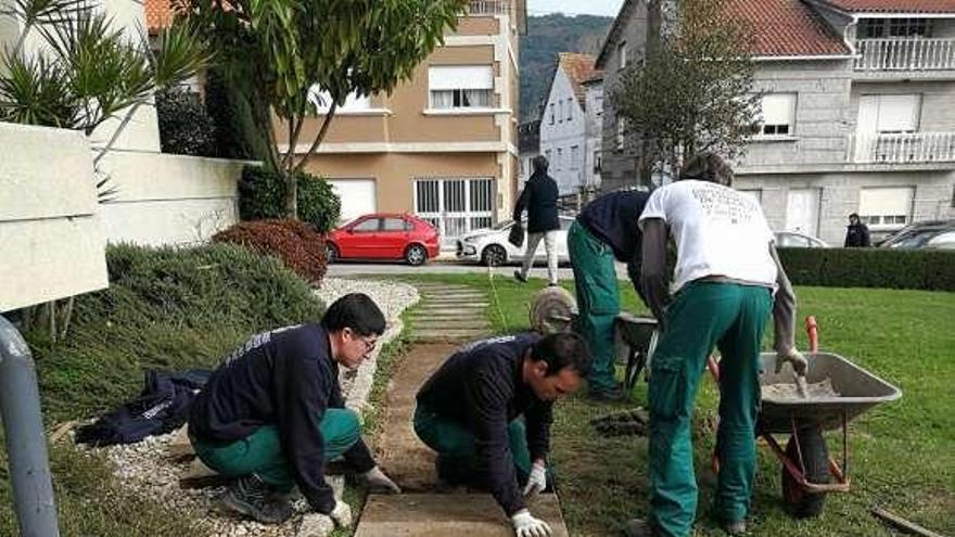 Alumnos del anterior taller de empleo de jardinería. // G. Núñez