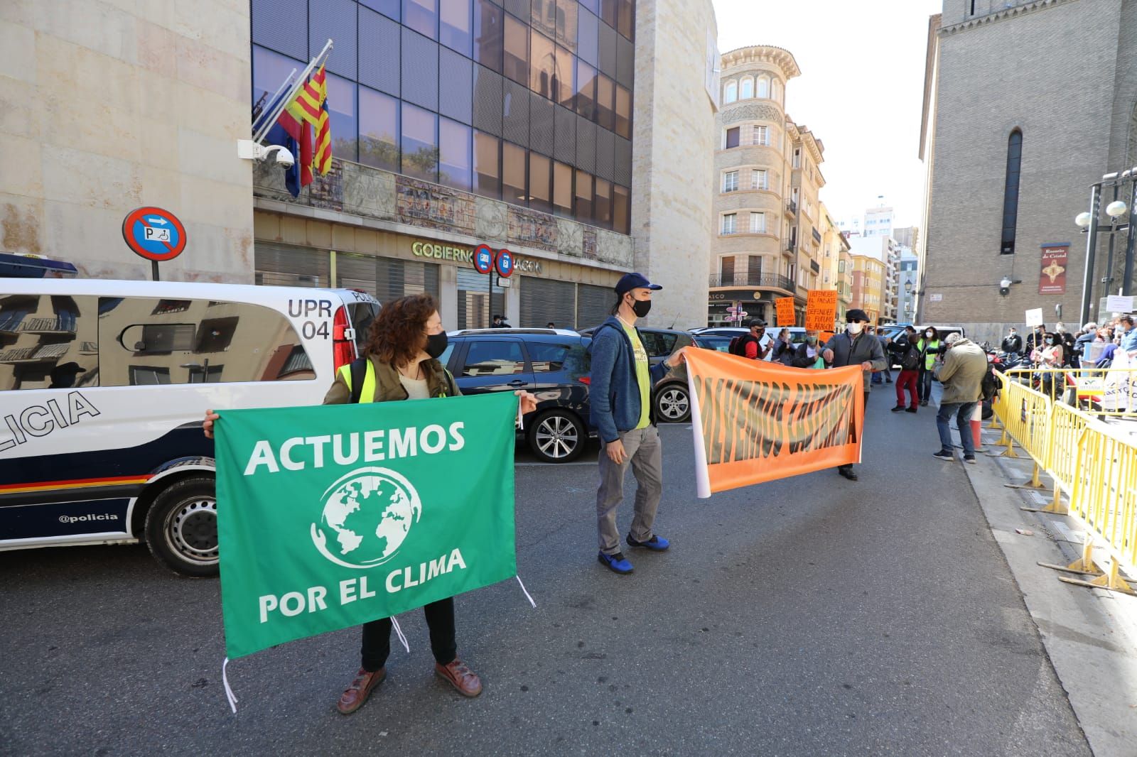 Centenares de personas forman una cadena alrededor del Departamento de Desarrollo Rural y Sostenibilidad de la DGA por una una transición ecológica "justa"