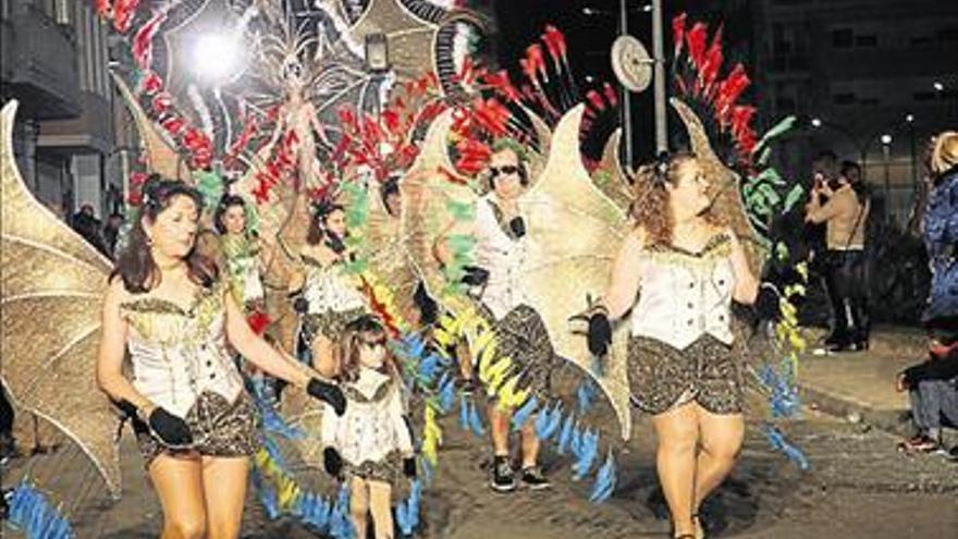 Estallido de color y diversión en el espectacular desfile de Vinaròs