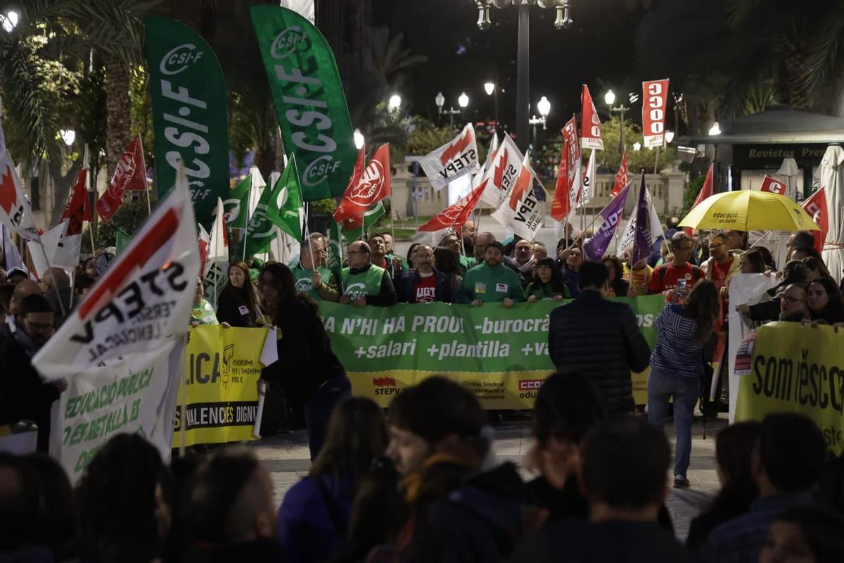 Los profesores de Alicante se plantan: urgen más personal y más sueldo