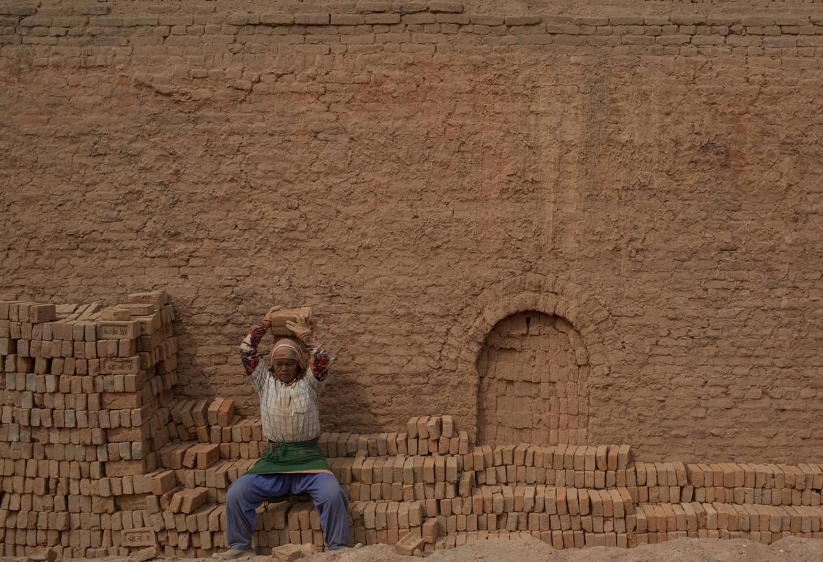 Un día en una fábrica de ladrillos en Nepal