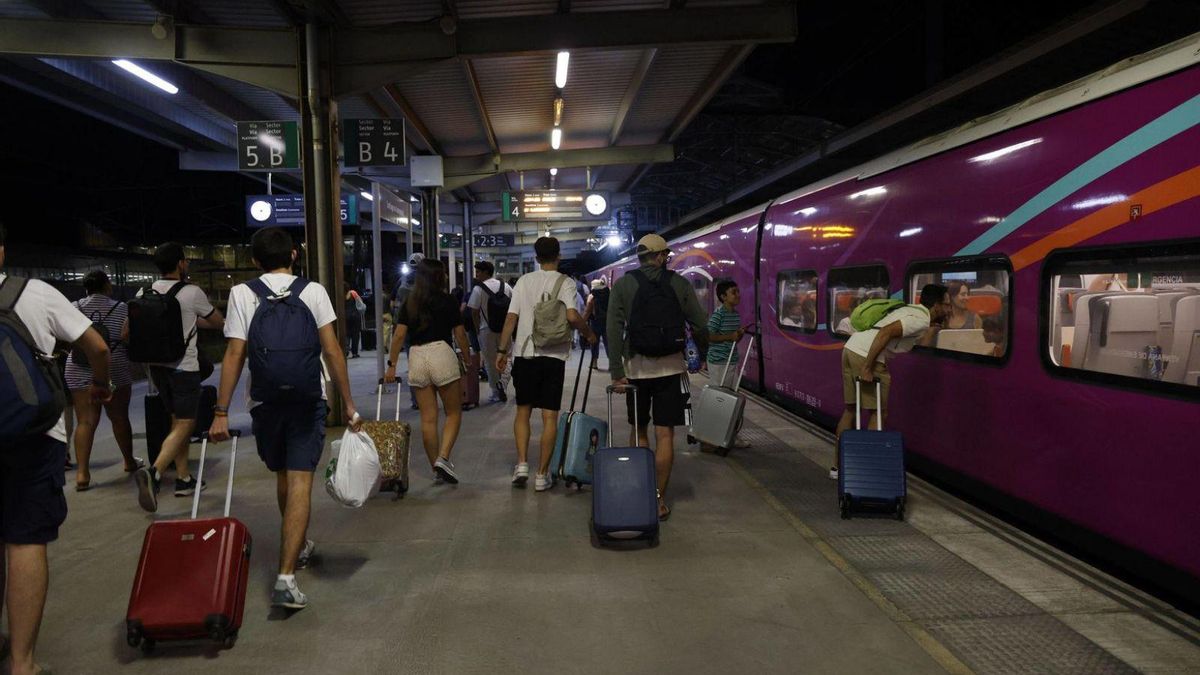 Viajeros de un tren Avlo en la estaciónde Santiago en una imagen de archivo.
