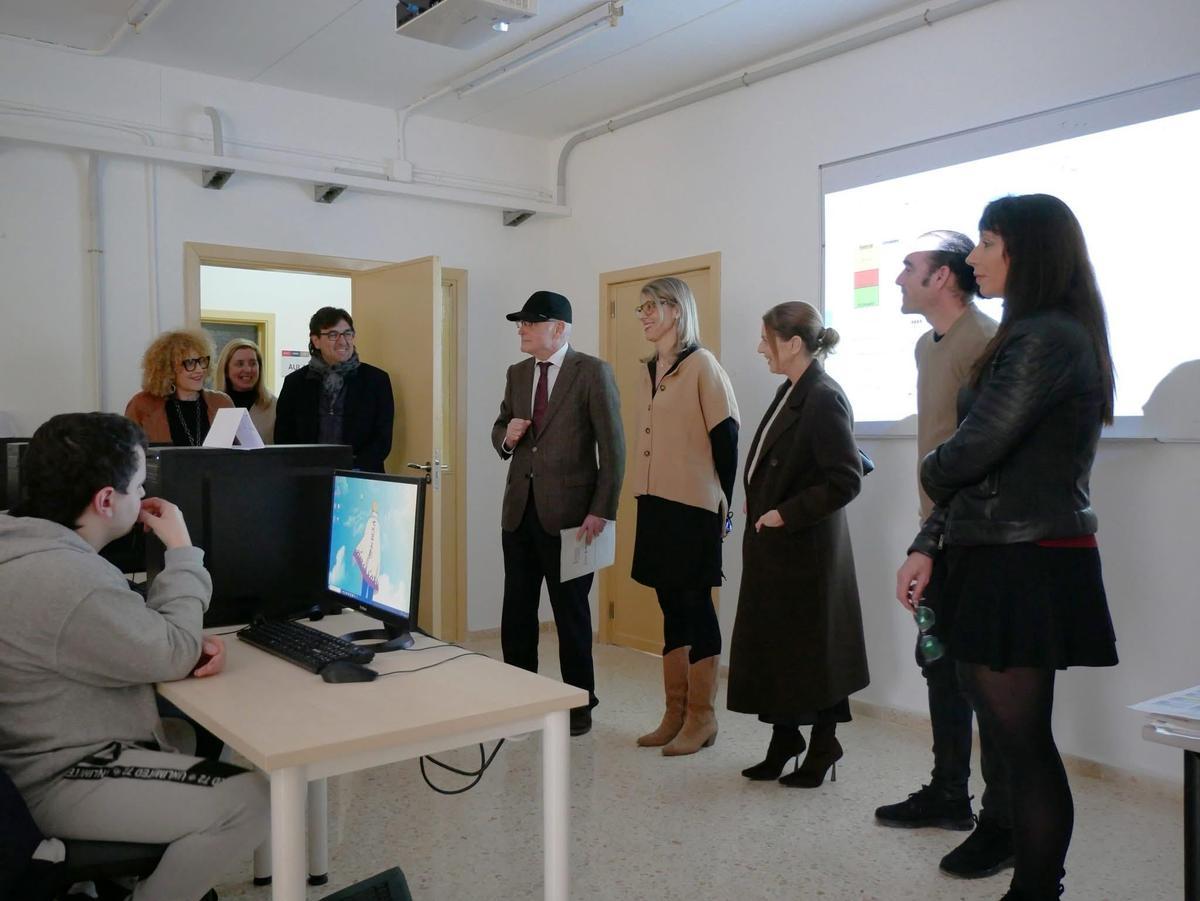 Responsables municipales junto a técnicos y representantes de Labora explican las funcionalidades del espacio